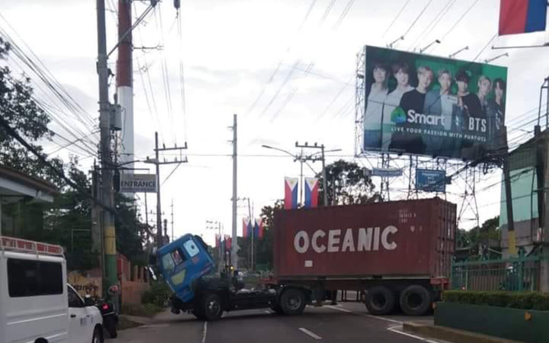 Truck na Nakahambalang sa Emilio Aguinaldo Highway Dasmariñas, Cavite